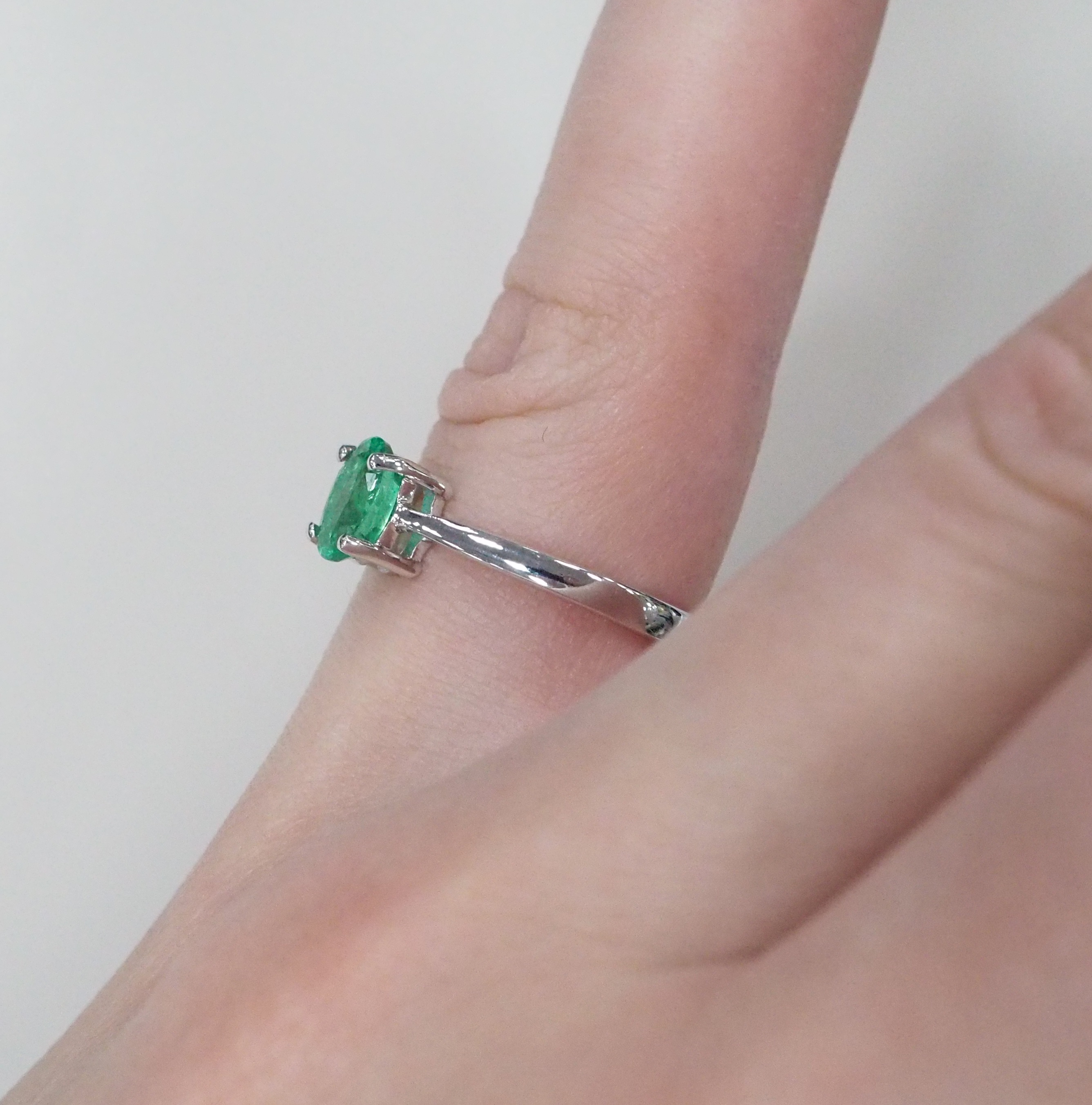 Серебряное кольцо с изумрудом